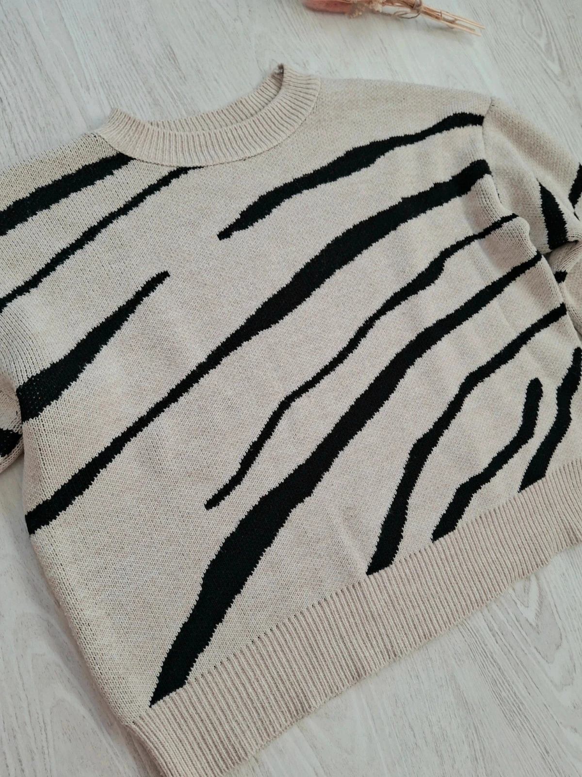 Women's Warm and Thick Animal Print Striped Beige/Black Top/Sweater - Size M – photo 4